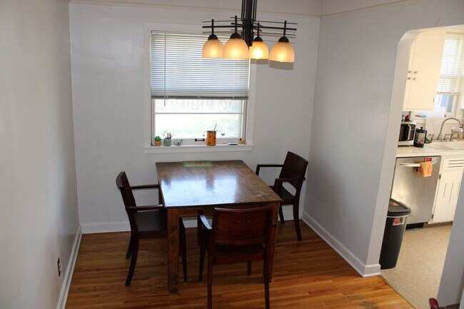 Foto del edificio - **Lake Nokomis Beauty! 3 Bed 1 Bath!**