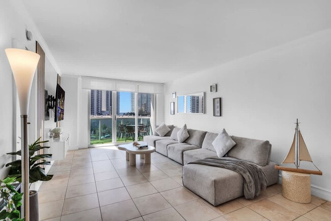 Foto del edificio - 19370 Collins Ave