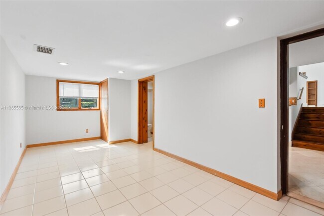 Building Photo - 2530 Okeechobee Ln