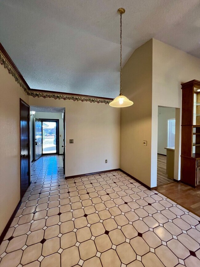 Foto del edificio - Spacious Home in South OkC- Westmoore Scho...