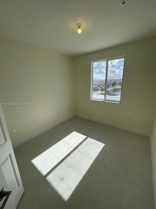 Building Photo - 10250-10266 302