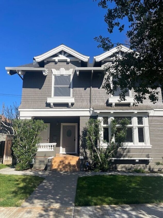 Primary Photo - 4 Bed 3 Bath - Victorian House Blocks from...