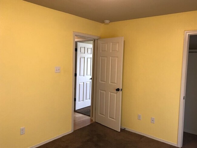 Building Photo - 6017 Trammel Estates Dr