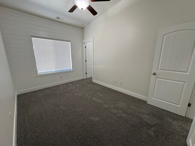 Building Photo - 5531 W Naples Dr