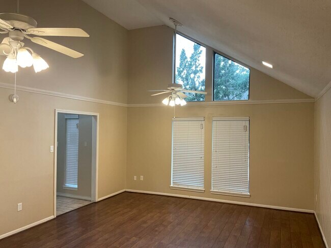 Foto del edificio - 13722 Darrington Ln