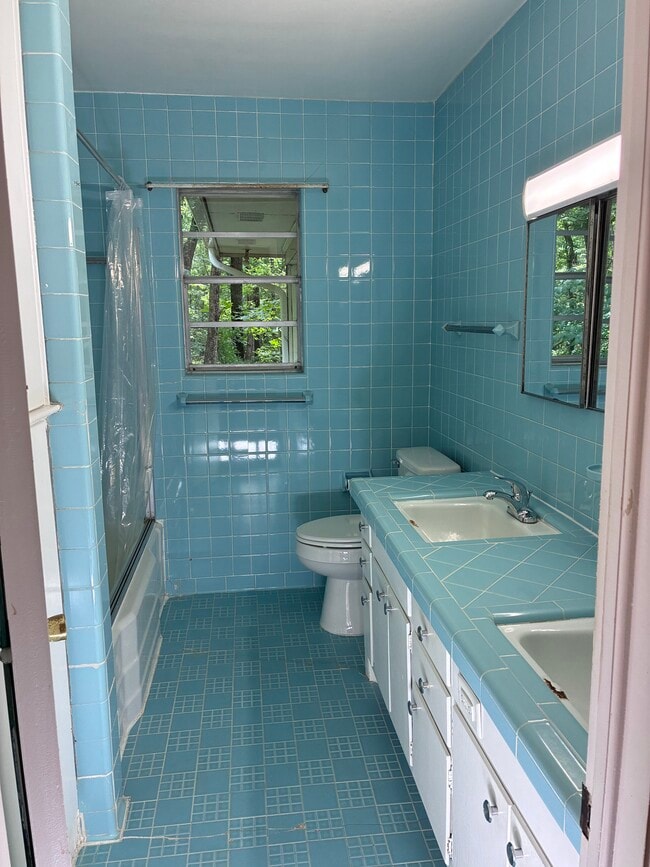 Building Photo - 3649 Pineview Cir
