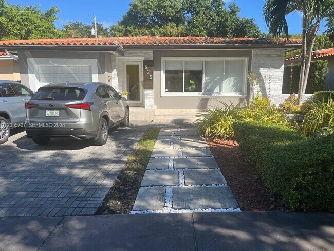 Foto del edificio - 625 Bird Rd