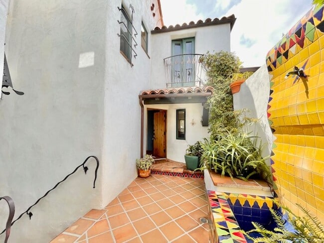 Building Photo - Spanish Style Downtown Townhome