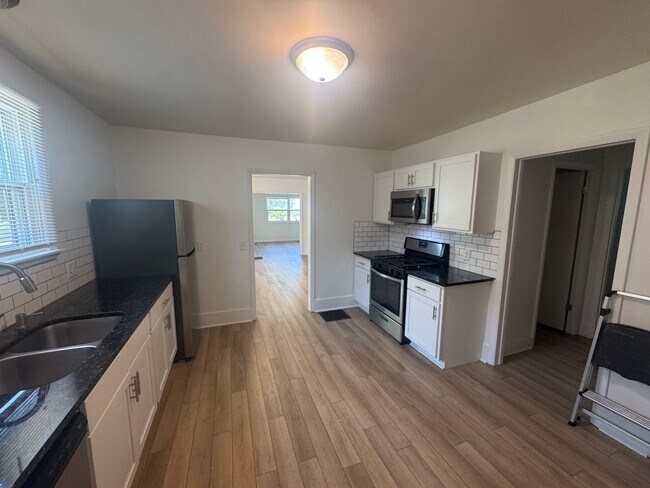 Foto del edificio - Updated 3 bedroom home on the NE side of G...