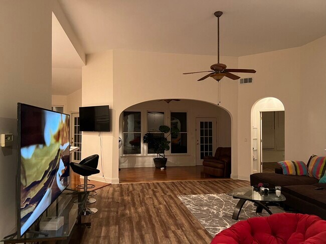 Foto del edificio - 1209 Wood Iris Ln