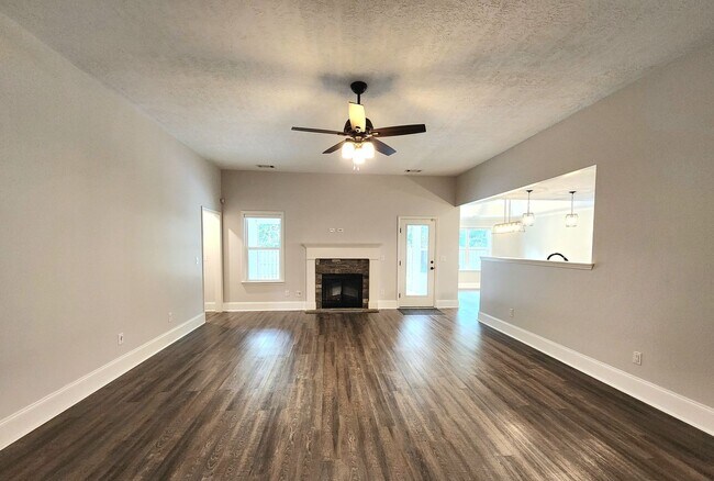Foto del edificio - 4 Bedroom Ranch in Willow Oak Village