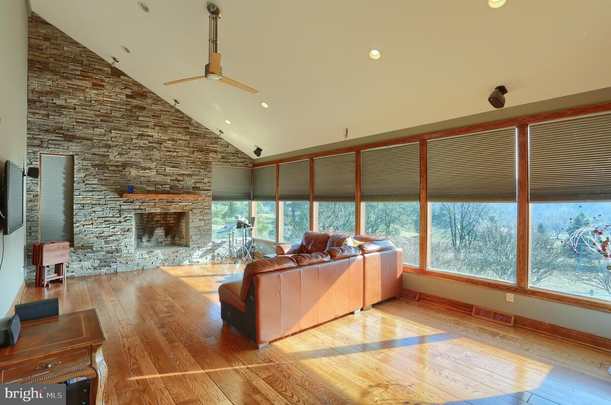 Primary Photo - 19 Chesterfield Ln