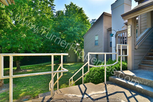 Foto del edificio - Cool 2 BR Condo in Rosewood