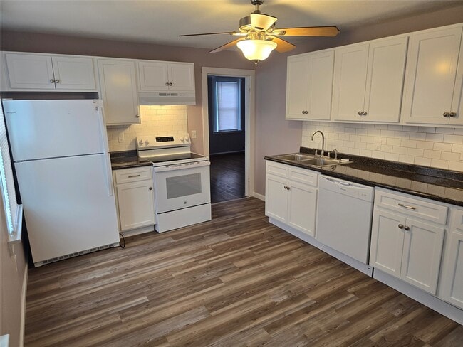 Building Photo - 112 E Plum St