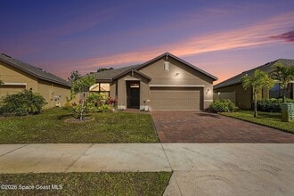 Building Photo - 543 Old Country Rd S E