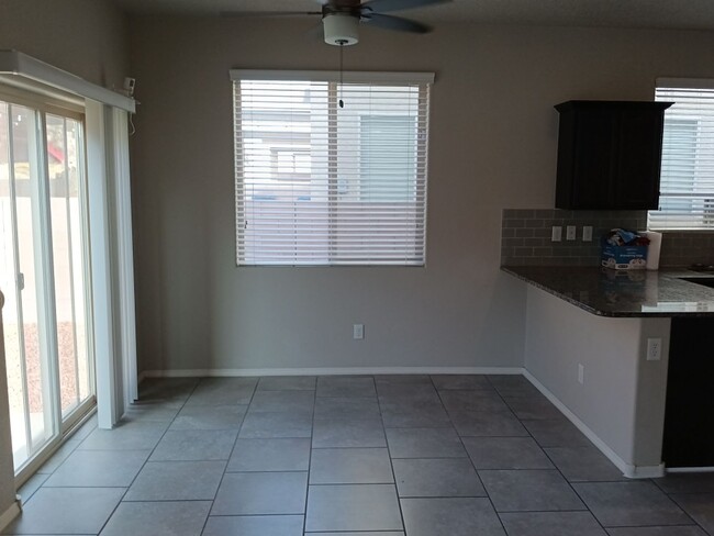 Foto del edificio - Spacious 3 bedroom, 2.5 bathroom home! Sho...