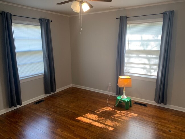 Building Photo - Cute 2BR/1BA on top of the hill just acros...