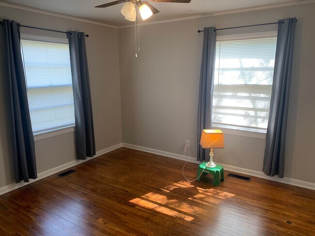 Foto del edificio - Cute 2BR/1BA on top of the hill just acros...