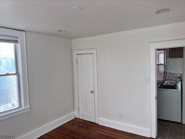 Building Photo - 968 W Grand St