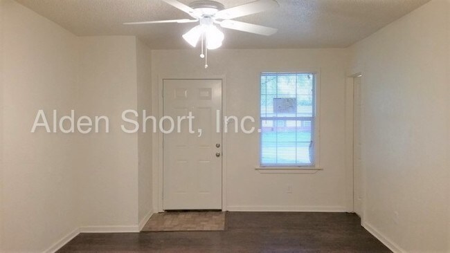 Building Photo - 707 E Ridgewood Dr