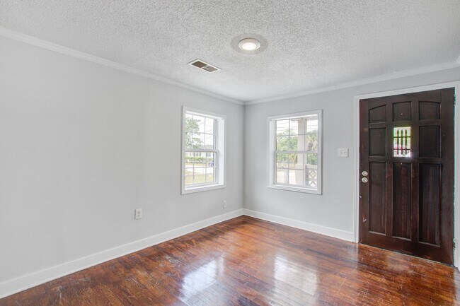 Foto del edificio - Modern Prime Location Near Park Circle