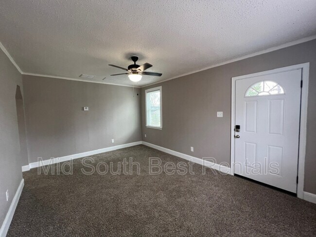 Building Photo - 818 E Waldorf Ave