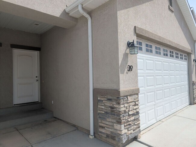 Foto del edificio - 3 Bedroom Home Near Schools And Entertainment