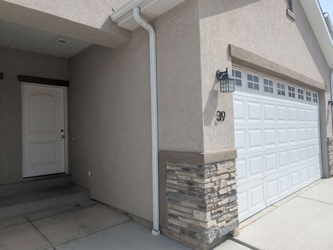 Building Photo - 3 Bedroom Home Near Schools And Entertainment