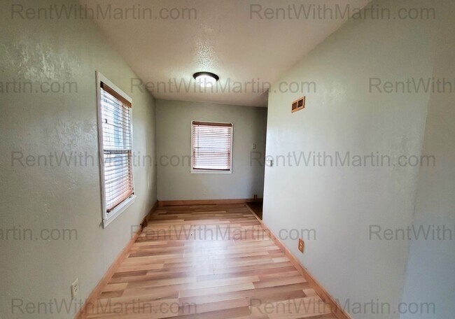 Foto del edificio - 1112-1114 Byron Ave