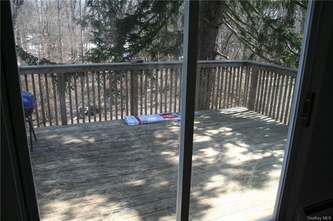Building Photo - 275 W Clarkstown Rd