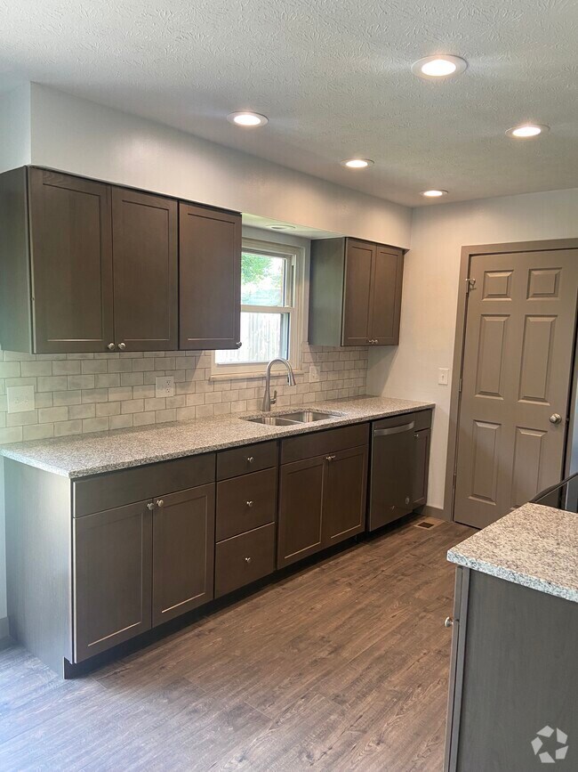 Colonial Hills And Dales Apartments for Rent with Parking Westerville