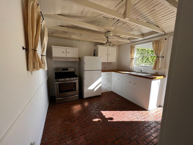 Kitchen - 679 S Mentor Ave