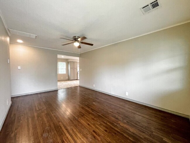 Foto del edificio - 858 E 52nd Pl N