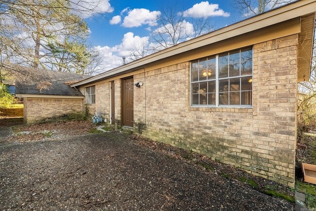 Foto del edificio - 6104 Meadowbrook Ln