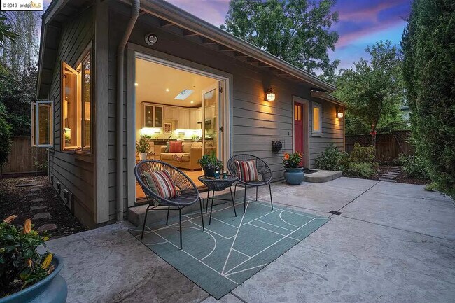 Foto del edificio - Sunny 1BR with Private Patio, In-Unit Laundry & Carport — Prime Berkeley Location