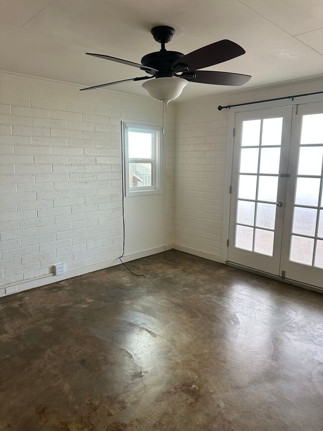 Building Photo - Kaimuki Studio, utilities included, street...