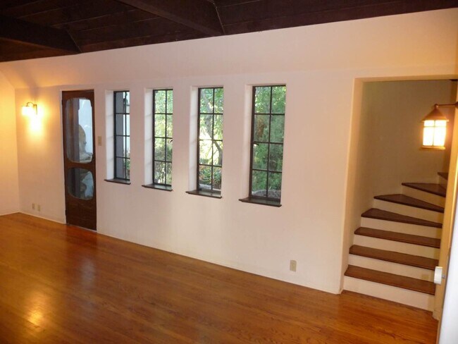 Foto del edificio - 2057 N Las Palmas Ave