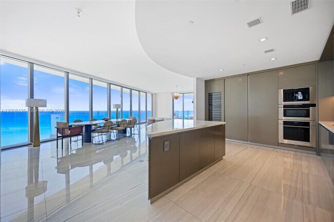 Foto del edificio - 18975 Collins Ave