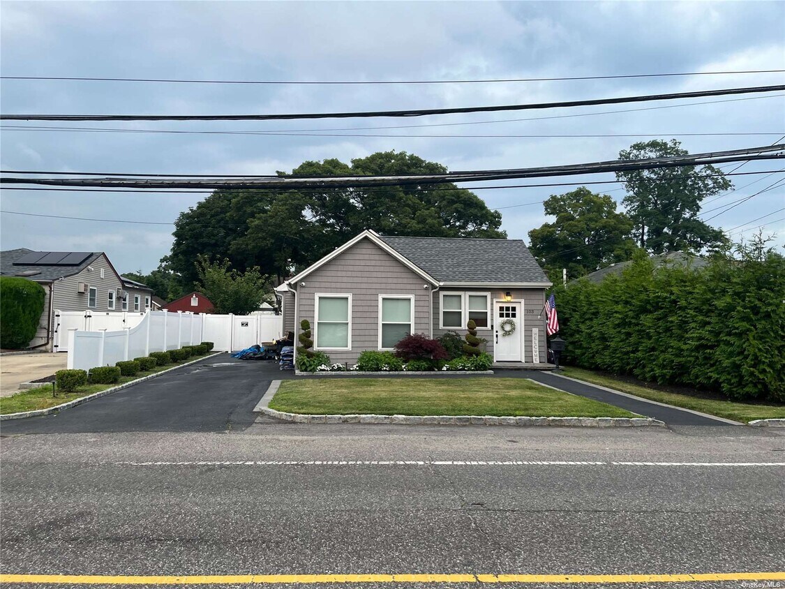 Primary Photo - 103 Irish Ln