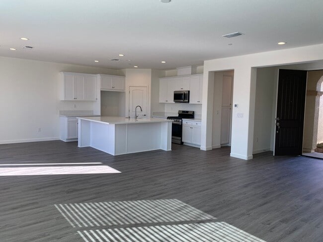 Building Photo - LIKE NEW!  3 BEDROOM, 2 BATH HOME FOR RENT