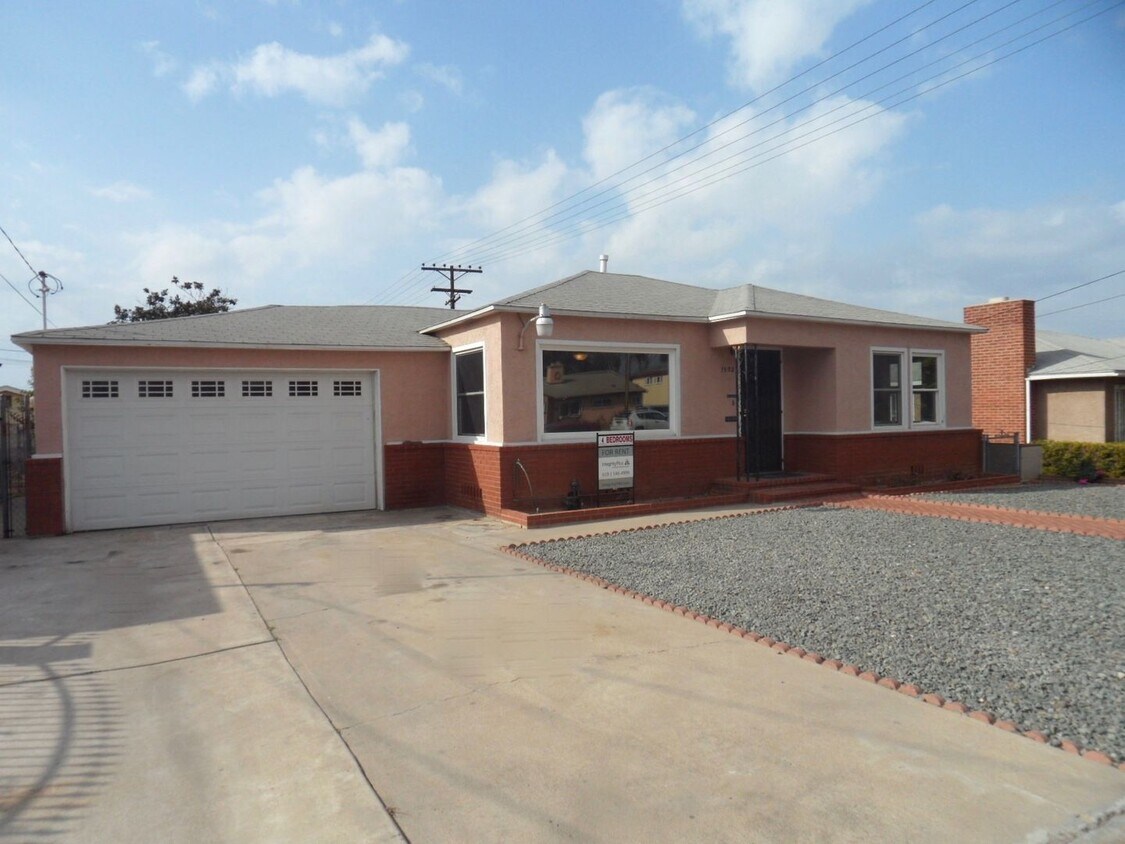 Primary Photo - Beautiful 4 Bedroom House with Large Back ...