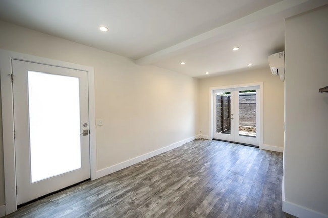Building Photo - Great 1bd/1ba apartment with a private yard!