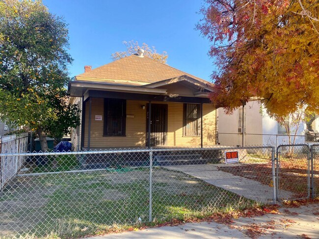 Building Photo - Charming 3/1 with Huge Backyard