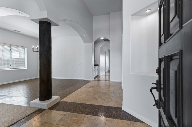 Foto del edificio - Charming basement model home!