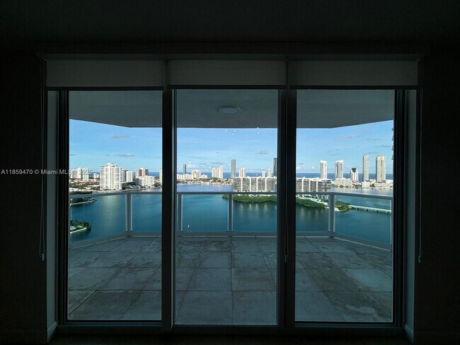Foto del edificio - 3301 NE 183rd St