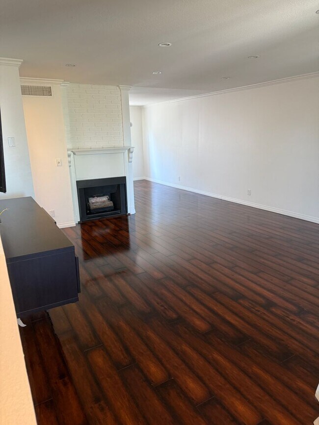 Foto del edificio - Cabrini 2 bedroom townhome