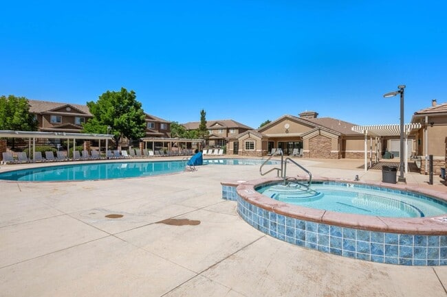Foto del edificio - Beautiful 3 Bedroom Townhome In Hidden Valley Heights