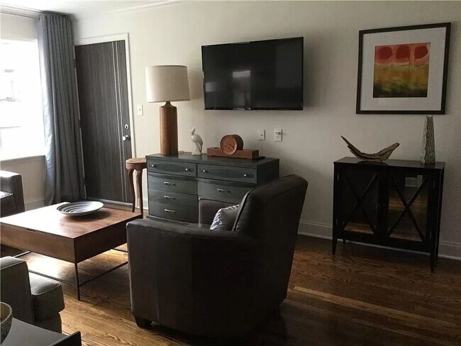 Foto del edificio - Charming 2-Bedroom Mid-Century Condo for L...