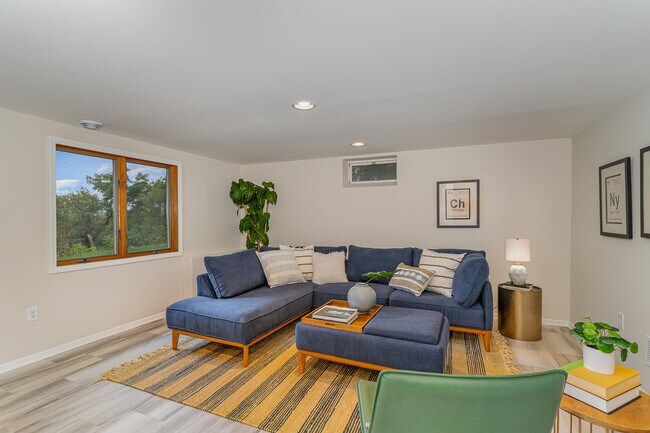 Building Photo - 305 Crestview Dr