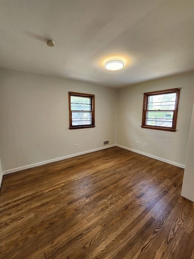 Building Photo - Don't miss the opportunity to rent this be...